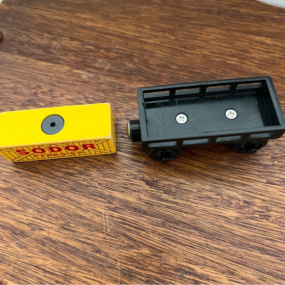 Thomas & Friends Wooden Railway Train Tank Black Cargo Car + Yellow Sodor Cargo - Picture 3 of 5